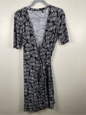 Daisy Fuentes Black & White Leaf-Print Wrap Dress Medium Petite